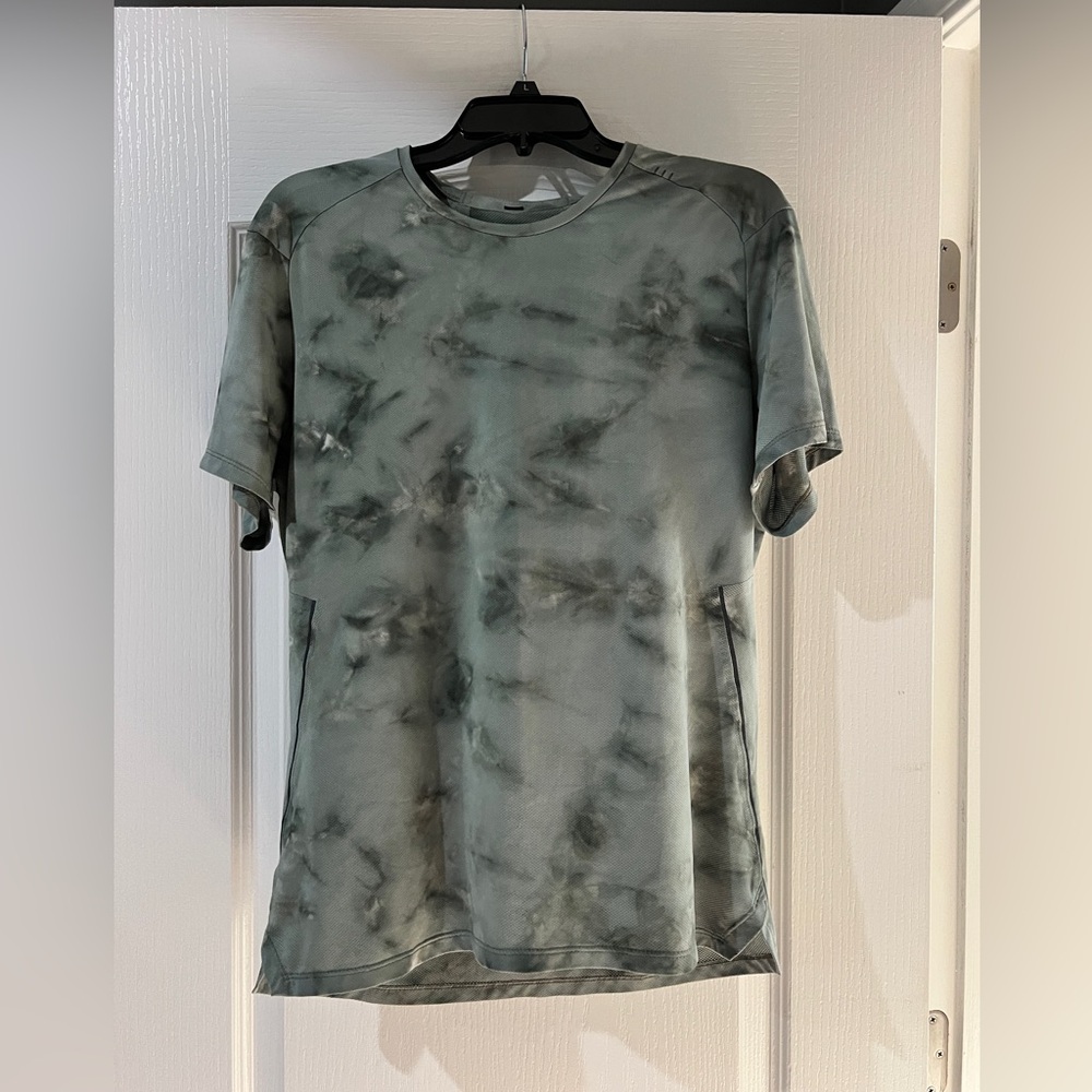 LULULEMON Men’s Fast & Free Tidal Dye White Smoked Spruce Short Sleeve Mesh Tee
